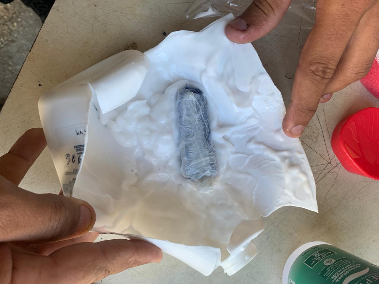 Avó tenta entregar droga em sachês de tempero para neto preso