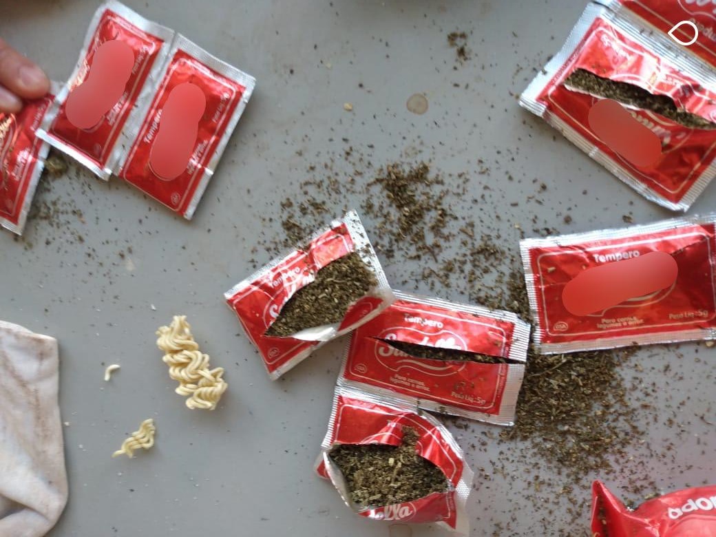 Avó tenta entregar droga em sachês de tempero para neto preso