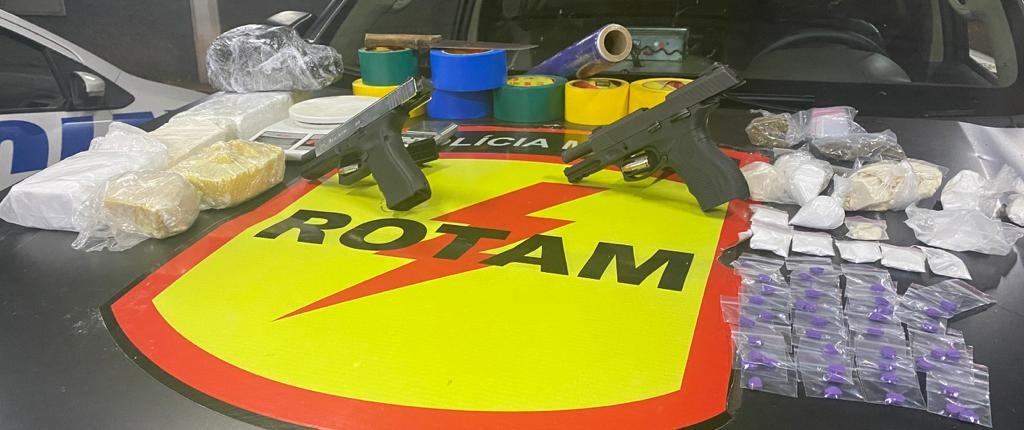 Segundo a PM, vigilante confessou que traficava drogas em seu local de trabalho (Foto: divulgação/Rotam)