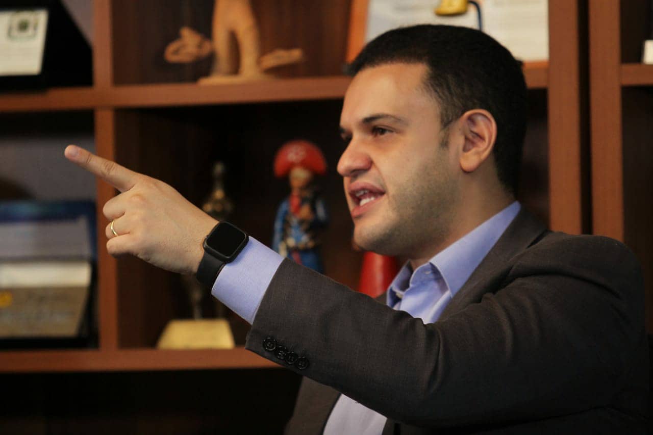 Deputado propõe proibição à linguagem neutra na grade curricular