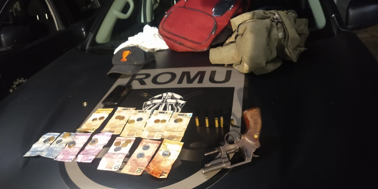 Mesmo baleado, um homem suspeito de roubo tentou fugir a pé e pulou dentro do córrego Botafogo para escapar das equipes da GCM. (Foto: divulgação)