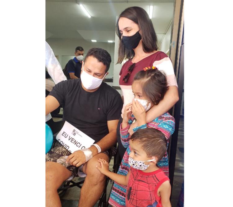 Bombeiro vence a covid-19 e recebe homenagens da família e colegas