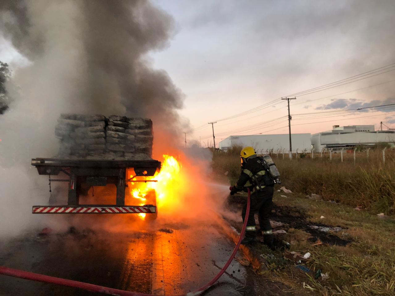 Carreta pega fogo na BR-153, em Aparecida de Goiânia; assista