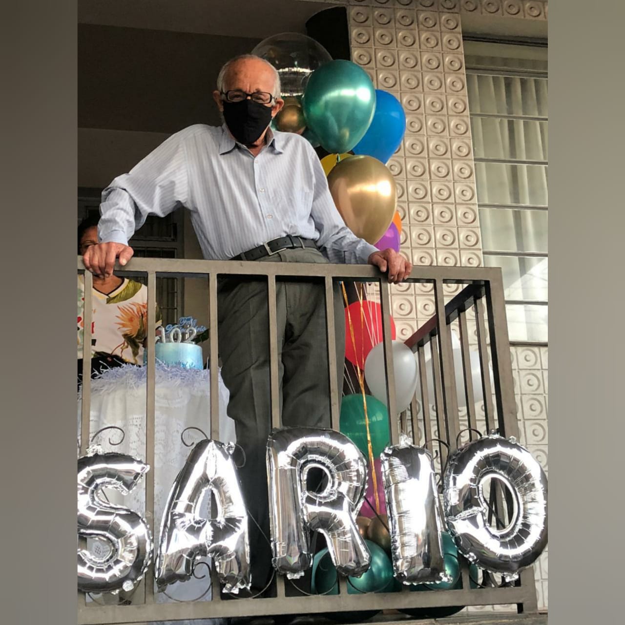 A família de Alfeu Mendes fez um aniversareata para comemorar o 102º ano de vida do idoso. Ele ganhou uma carreata, com carros enfeitados e música ao vivo. (Foto: reprodução)