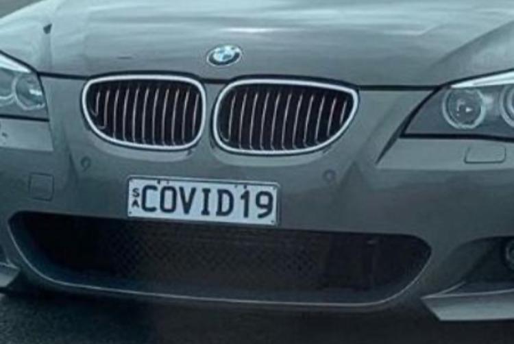 Carro com placa COVID 19 é abandonado em aeroporto