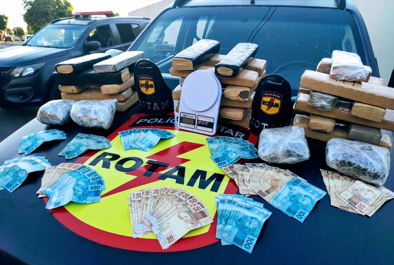 Um homem suspeito de tráfico de drogas foi preso em Goiânia, nesta terça (21), com s 33 peças de maconha, 4 peças de supermaconha e R$ 10 mil. (Foto: divulgação/PM)
