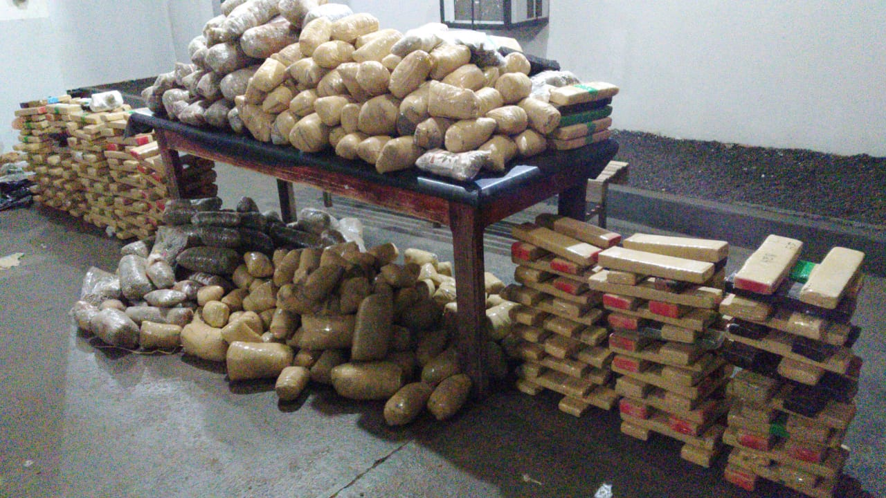 Uma ação integrada entre a PM e PRF apreendeu entre 500 kg e 1 tonelada de maconha na GO-306, no município de Caçu. (Foto: divulgação/PRF)