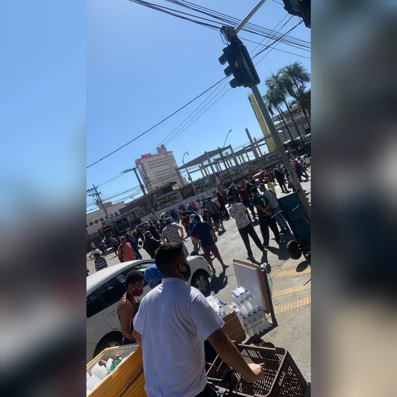 Cerca de 500 feirantes realizam manifestação na Região da 44, em Goiânia, e pedem o funcionamento da Feira Hippie às sextas-feiras. (Foto: reprodução)