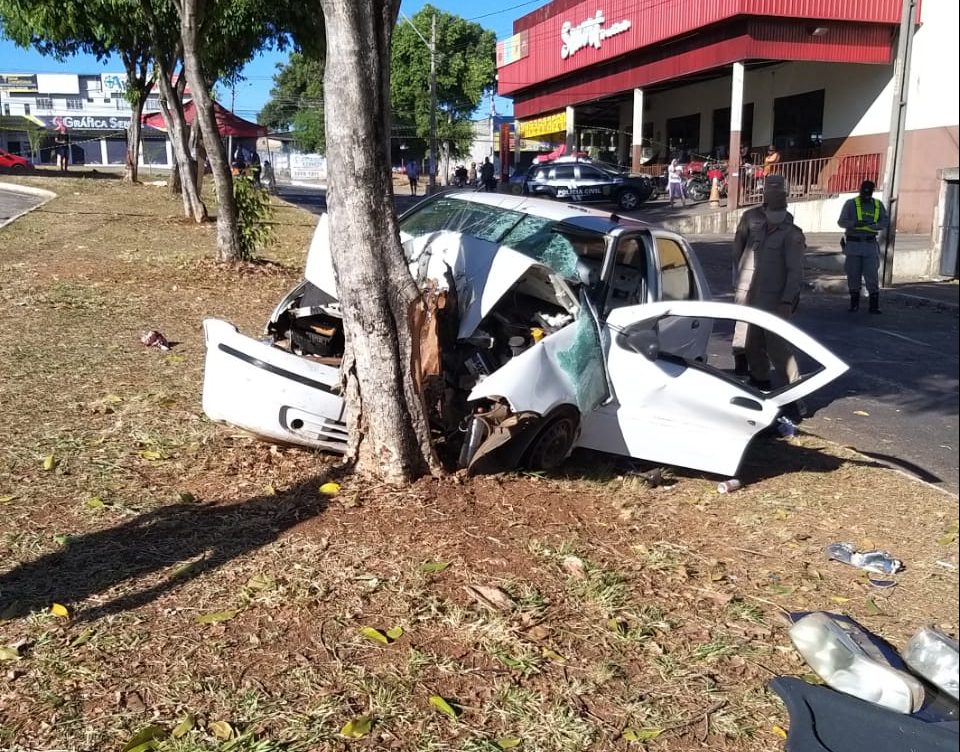 Dois jovens morreram, na manhã deste domingo, após um carro colidir contra uma árvore na Av. Anápolis, no Parque das Amendoeiras, em Goiânia. Foto: divulgação/Dict