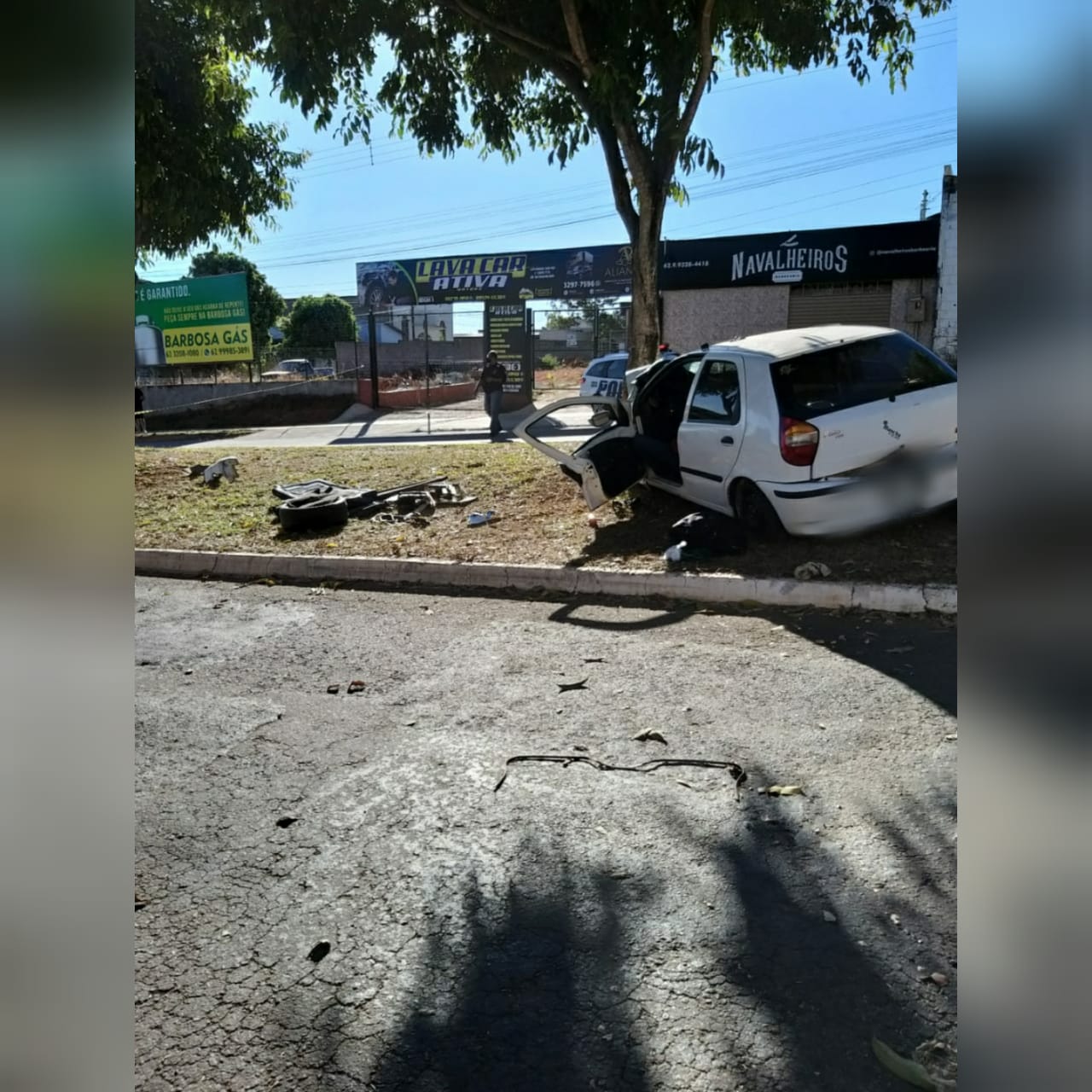 Morreu, na tarde de domingo, a terceira ocupante do carro que colidiu contra uma árvore em Goiânia. Kelly Lacerda foi internada mas não resistiu. (Foto: divulgação/Dict)