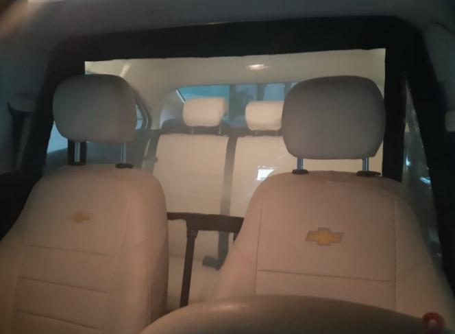 Motorista de aplicativo adapta carro para proteger clientes da covid-19