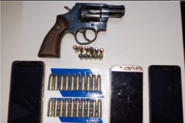 Homem é morto a pedradas na frente da família