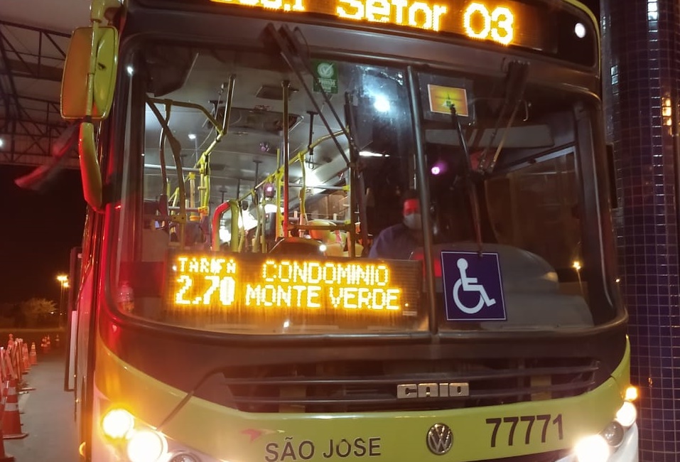 Ônibus em que aconteceu o ato obsceno na BR-070 (Foto: PRF/ Divulgação)
