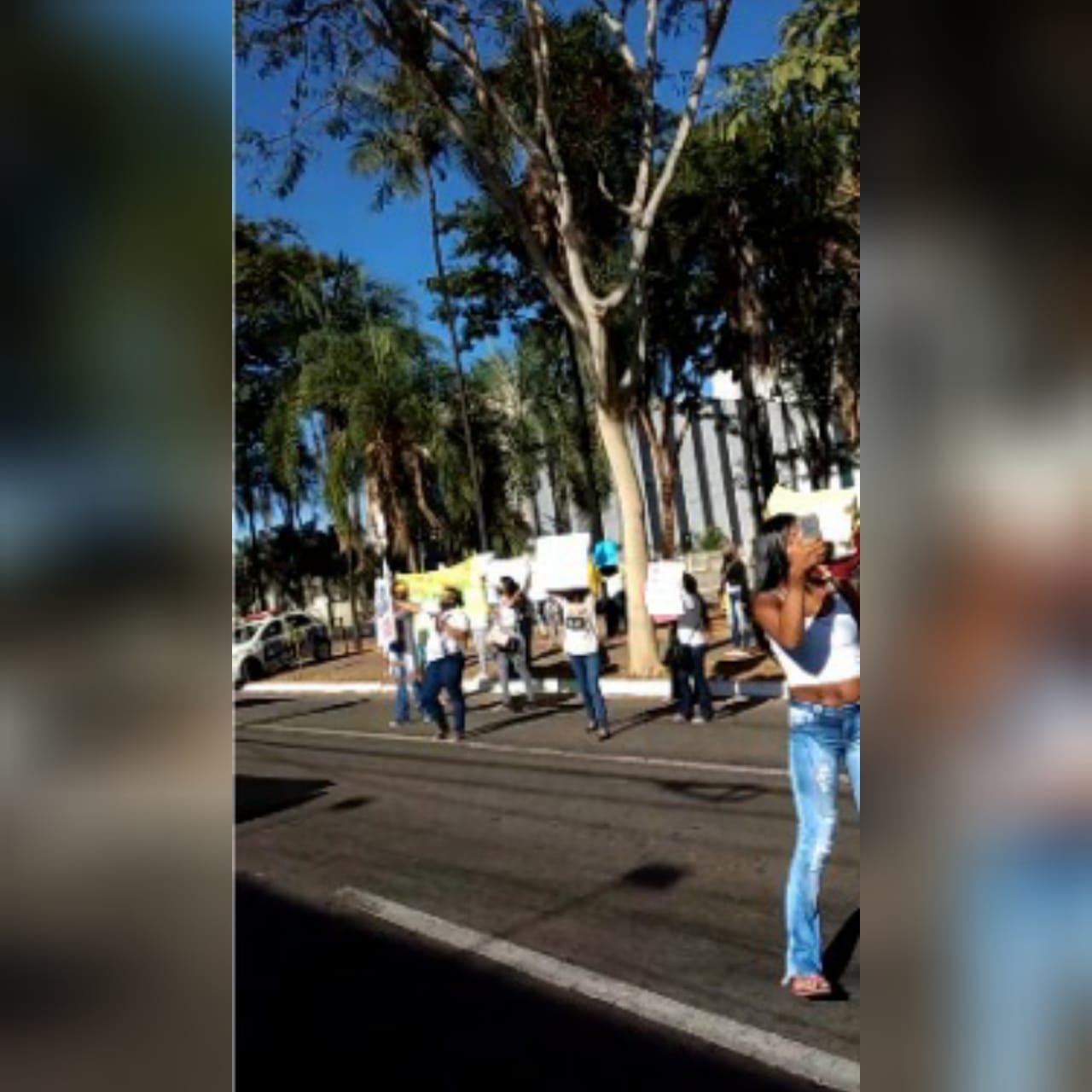 Familiares de presos realizam, na manhã desta sexta-feira (31), uma manifestação em frente à Escola Superior de Administração Penitenciária, em Goiânia. (Foto: reprodução)