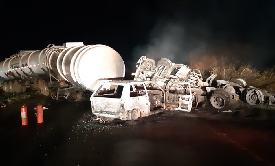 Acidente entre Fiat Uno e carreta tanque