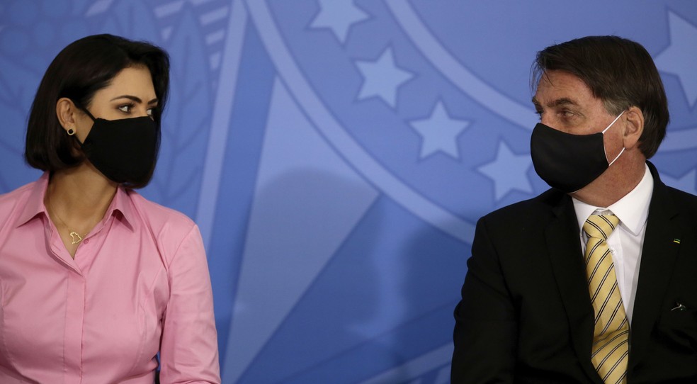 A primeira-dama Michelle Bolsonaro anunciou hoje em sua conta no Instagram que o teste de coronavírus dela e das filhas deram negativo. (Foto: Eraldo Peres/AP)