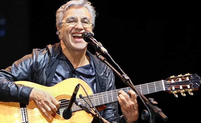 Caetano Veloso atende fãs e anuncia live de aniversário, em 7 de agosto