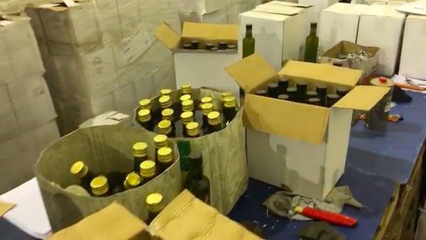 Azeite de qualidade inferior era embalado com rótulos de grandes marcas em fábrica clandestina de Barueri, São Paulo (Foto: PCSP)