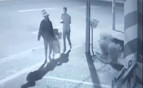 Registro da chegada dos suspeitos na barbearia (Foto: Leitor/Mais Goiás)