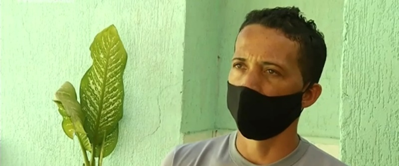 Jonas Pereira, papai do bebê que morreu afogado, alega ter sido preso injustamente e diz que os PMs já haviam revirado a casa dele antes de prendê-lo.(Foto: reprodução/TV Anhanguera)