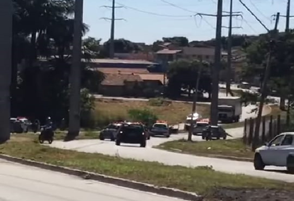 Suspeito de roubo de carro é morto em troca de tiros com a PM