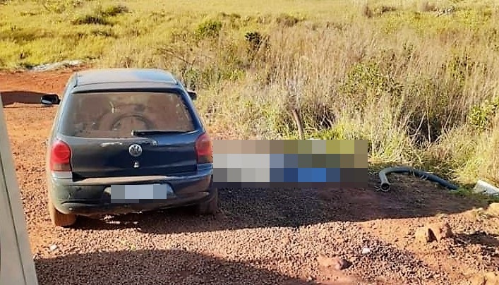 Polícia encontra corpo de homem ao lado de veículo