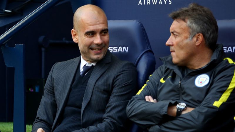 Um dos alvos do Flamengo, Domenec Torrent (à direita) conversa com Pep Guardiola (Foto: Divulgação)