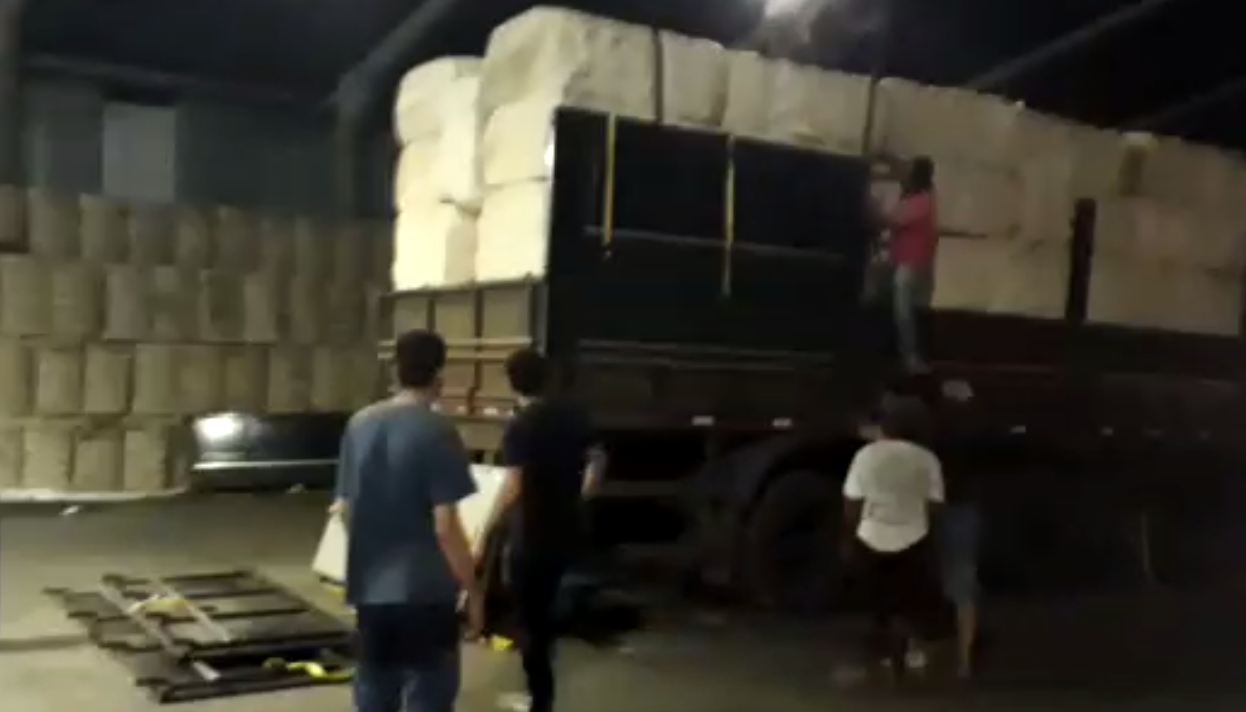 Caminhão carregado com produtos de roubo em galpão do ex-prefeito de Indiara (Foto: divulgação/;PC)