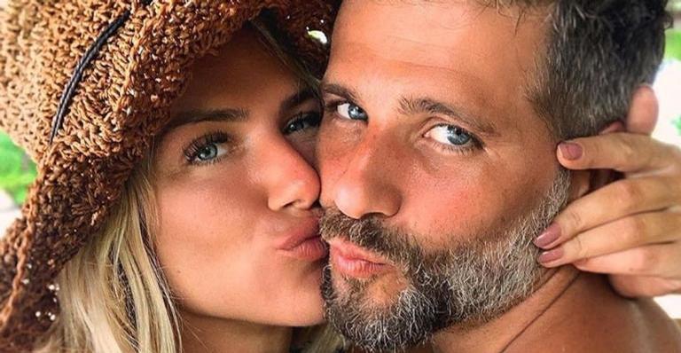 O filho do casal nasceu com 2,9 quilos e 48 centímetros. Bruno Gagliasso acompanha Giovanna Ewbank na maternidade