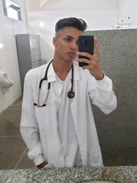 Antes de morrer de covid-19, o técnico em enfermagem Klediston Kelps despediu-se da família pelo WhatsApp e escolheu a decoração do caixão. (Foto: reprodução)