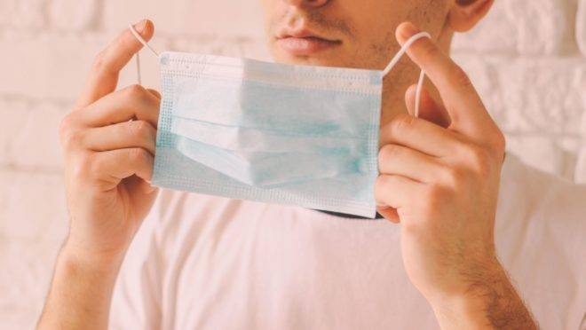 MP sugere volta da máscara obrigatória em locais fechados para três municípios de Goiás (Foto: divulgação/Bigstock)