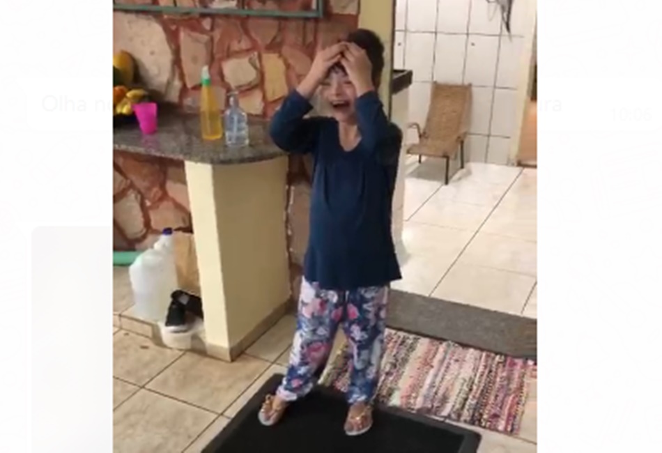 Após 20 dias, menina de 7 anos se emociona ao abraçar os pais recuperados da covid-19