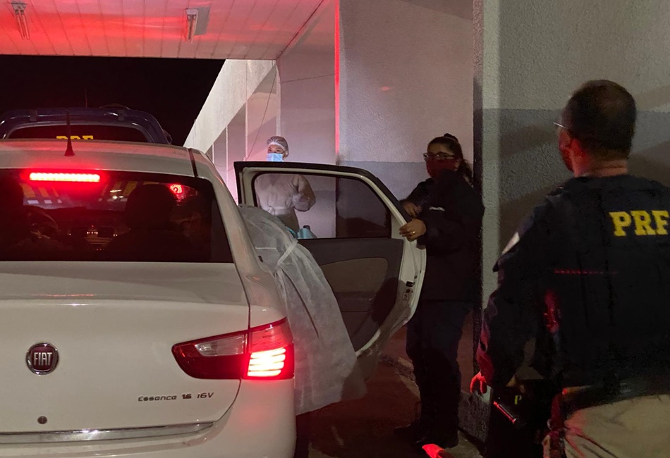 Mulher dá à luz dentro do carro e é escoltada pela PRF até o hospital