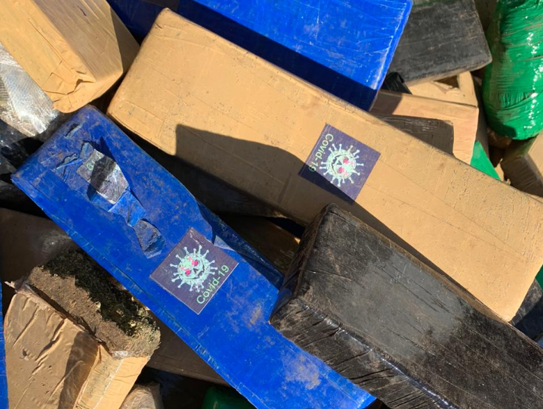 Drogas estavam marcadas com selo que faz referência ao covid-19 (Foto: divulgação/PF)
