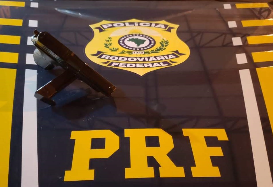 Homem é preso após apontar arma de mentira para policiais e tentar fugir pelado