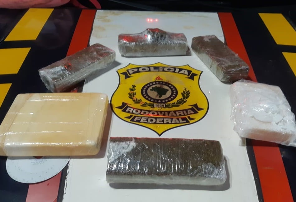 Guia de turismo é preso transportando maconha e cocaína em ônibus irregular