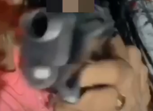 Print do vídeo enviado pela suspeita à vítima com o revólver na mão (Foto: Reprodução)