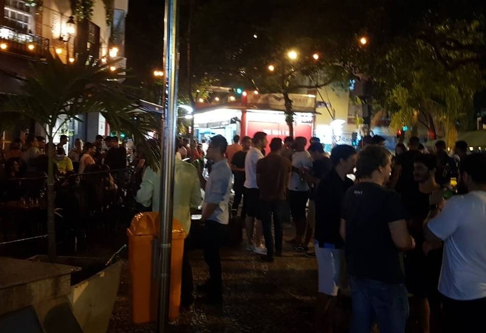 Covid-19: Bares reabrem lotados na noite desta quinta-feira; clientes descumprem regras de distanciamento na calçada
