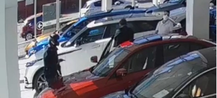 Um criminoso, que de moto segue motoristas de carros de luxo para roubar relógios Rolex, voltou a agir em Goiânia e fez uma vítima na manhã de sábado. (Foto: reprodução)