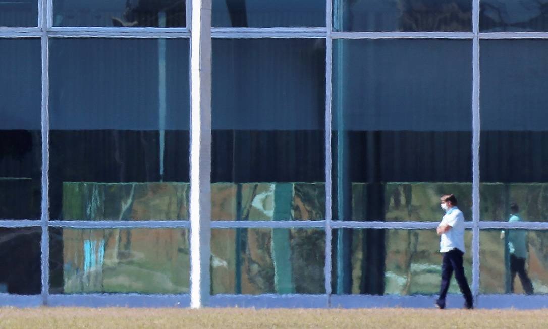 Diagnosticado com Covid-19, o presidente Jair Bolsonaro está passando por exames de eletrocardiograma duas vezes ao dia para monitorar a frequência cardíaca. (Foto: Adriano Machado/Reuters)