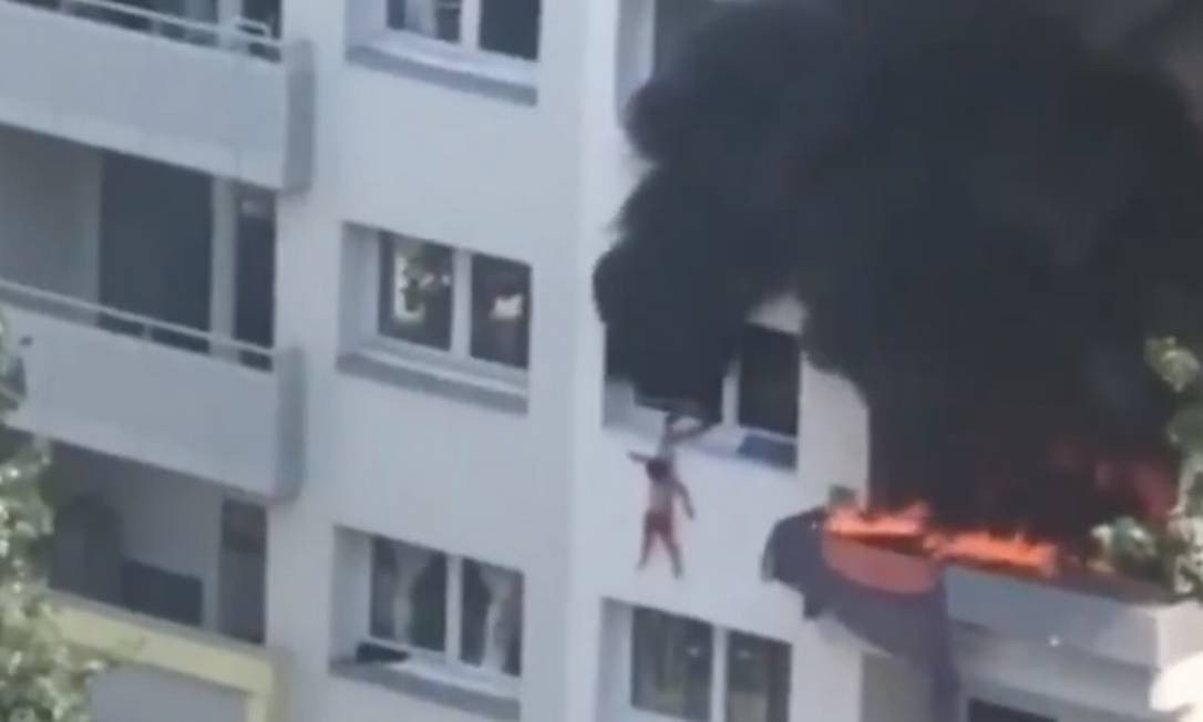 Duas crianças, de 3 e 10 anos, foram salvas de um incêndio em Grenoble, na França, na terça-feira, pulando de uma altura de cerca de 12 metros. (Foto: reprodução)