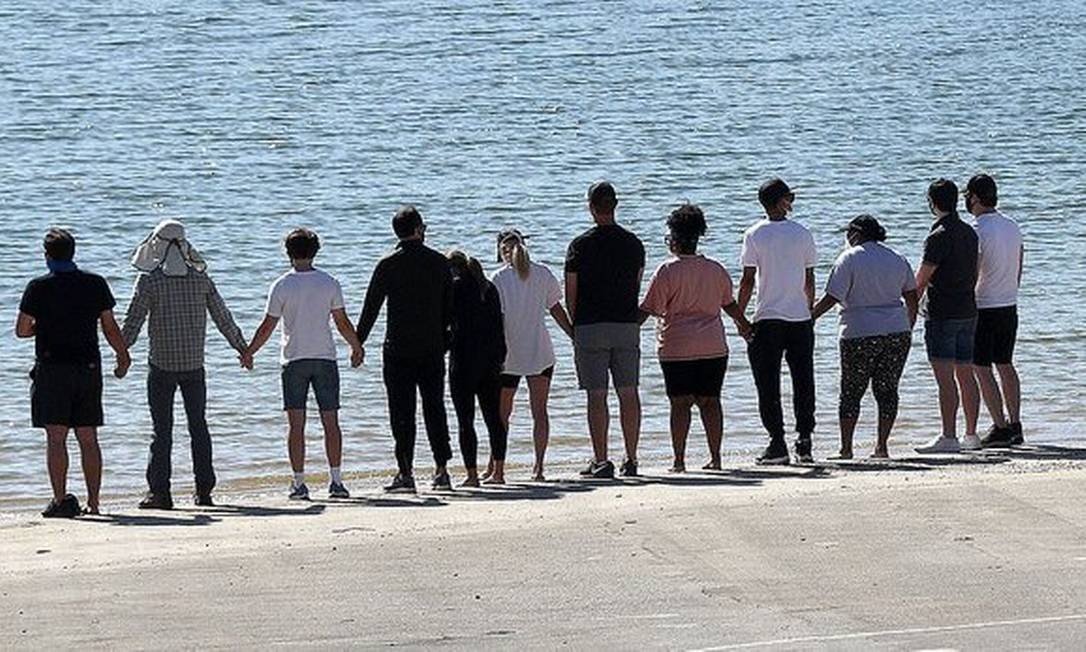 Elenco de Glee se reúne em lago onde Naya Rivera morreu afogada