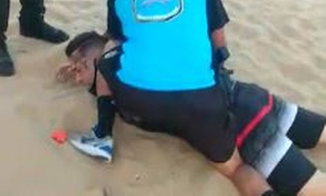 Homem é imobilizado com arma de choque em ação da Guarda Municipal- praia-