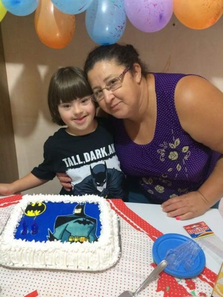 Zemilda e seu filho, agora órfão de pai e mãe, na época com 10 anos, em festa de aniversário (Foto: Arquivo pessoal)
