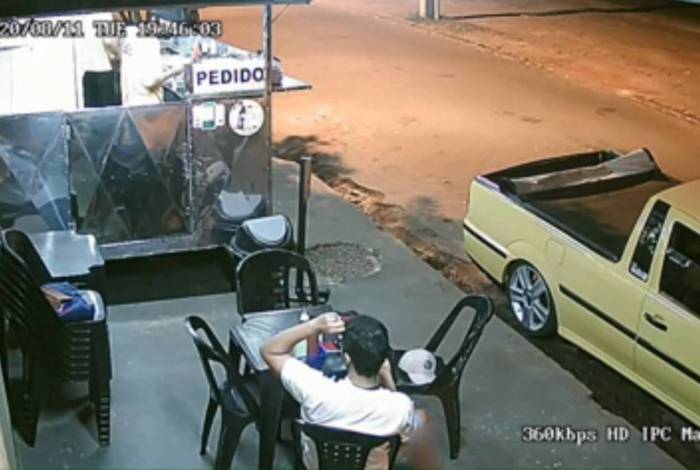 Vendedor careca pega cliente colocando cabelo na comida