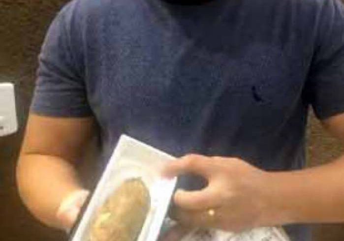 Homem compra celular pela internet e recebe mandioca; assista