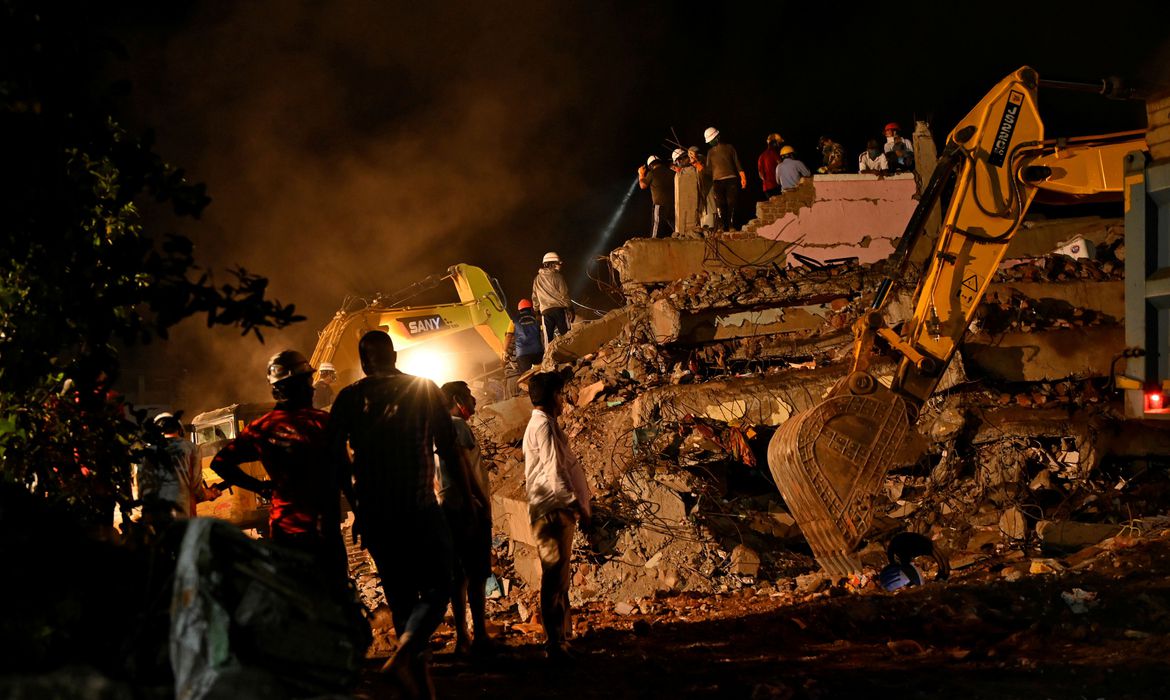 Pelo menos 100 pessoas estariam presas nos escombros de um prédio de cinco andares que desabou em uma cidade industrial no oeste da Índia. (Foto: Reuters)