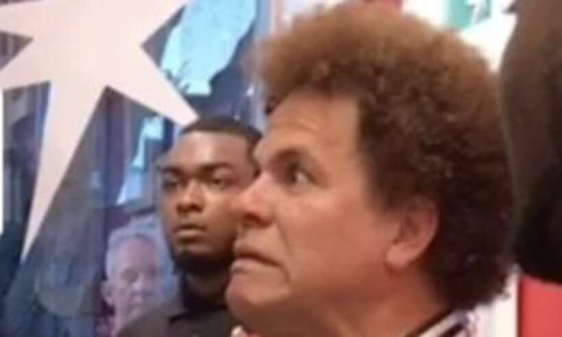 Mulher quebra obra de Romero Britto na frente do artista; vídeo