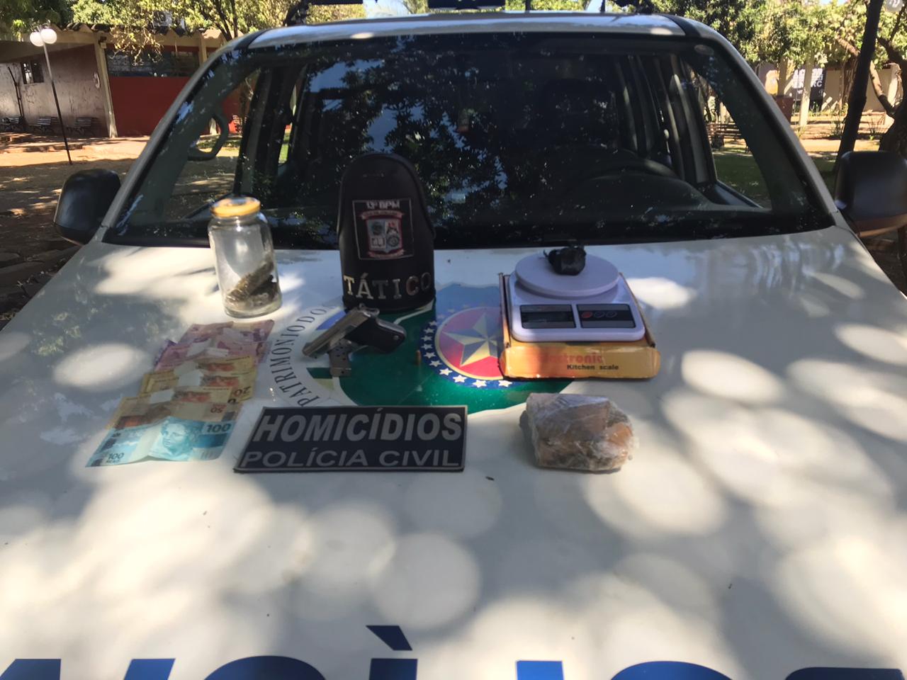 Suspeito, cujo nome não foi revelado, foi preso com arma e droga (Foto: divulgação/PC)