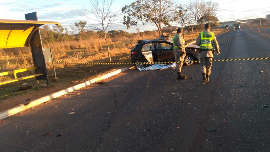 Acidente entre carro e caminhão mata duas pessoas em Senador Canedo